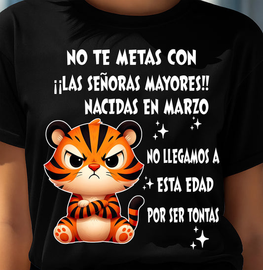 MARZO SHIRT, NO TE METAS CON MUJERES MAYORES - FMA SNOW03 (SKU2604-164-03)