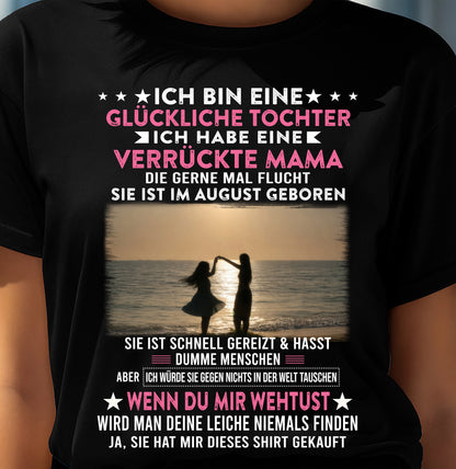 AUGUST, ICH BIN EINE GLÜCKLICHE TOCHTER - GIFT T SHIRT FROM MOM TO DAUGHTER - SNOW GER08 (SKU2606-131-08)