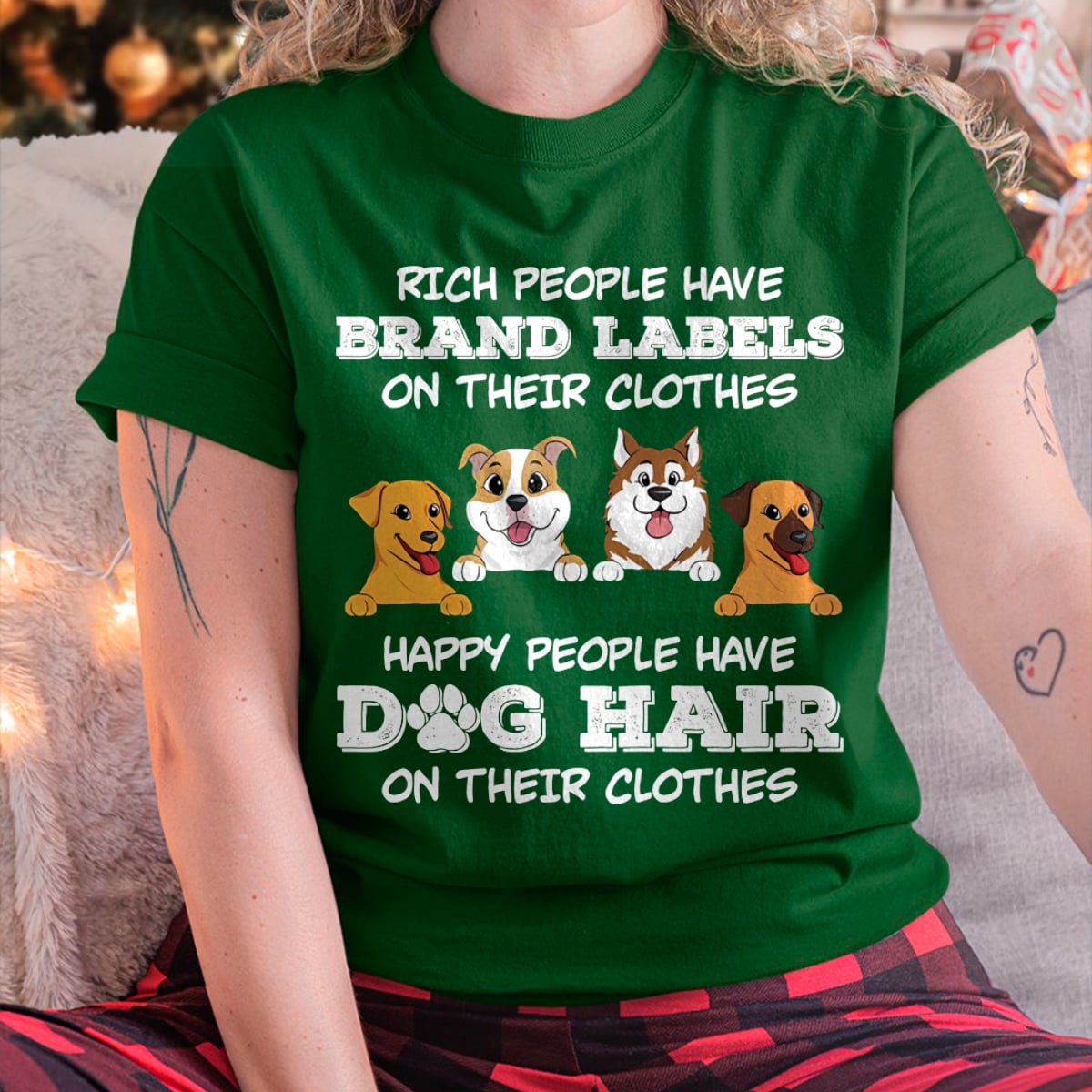RICH PEOPLE HAVE BRAND LABELS ON THEIR CLOTHES HAPPY PEOPLE HAVE DOG HAIR ON THEIR CLOTHES T-SHIRT