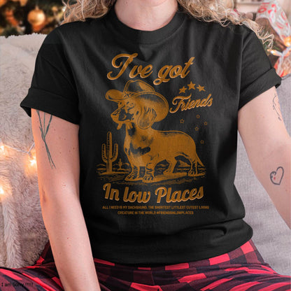 I've Got Friends in Low Places Funny Dachshund Cowboy Doxie Cat T-Shirt