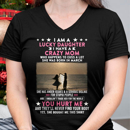 MÄRZ, ICH BIN EINE GLÜCKLICHE TOCHTER - GIFT T SHIRT FROM MOM TO DAUGHTER - SNOW GER03 (SKU2606-131-03)