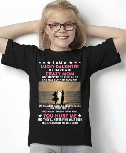 JANUAR, ICH BIN EINE GLÜCKLICHE TOCHTER - GIFT T SHIRT FROM MOM TO DAUGHTER - SNOW GER01 (SKU2606-131-01)