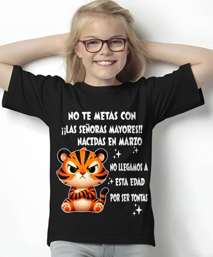 MARZO SHIRT, NO TE METAS CON MUJERES MAYORES - FMA SNOW03 (SKU2604-164-03)